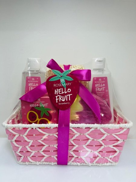 A body care package consisting of 5 pieces, with strawberry scent