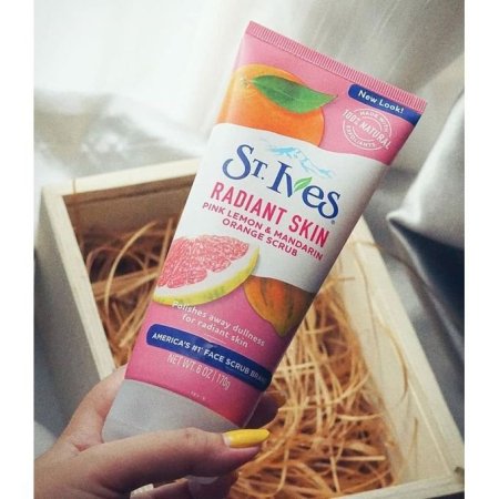 Radiant Skin Pink Lemon & Mandarin Orange Scrub St. Ives170g