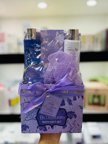 A body care package with lavender scent, consisting of 5 pieces