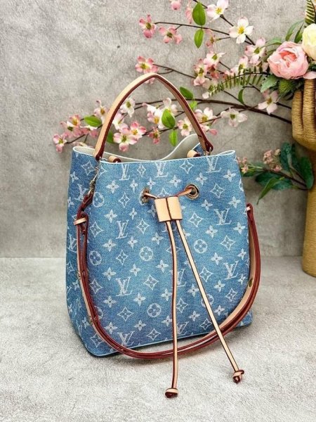 حقيبة يد نسائية من LOUIS VUITTON 