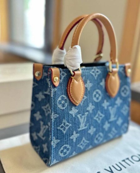 حقيبة يد قماش  LOUIS VUITTON ONTHEGO PM  لون ازرق حجم صغير